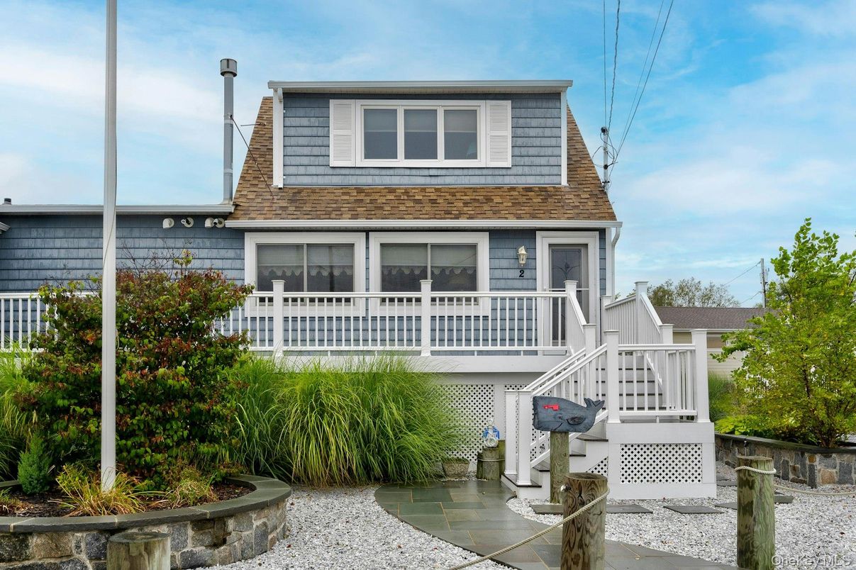 Exterior, Facade, Split Level