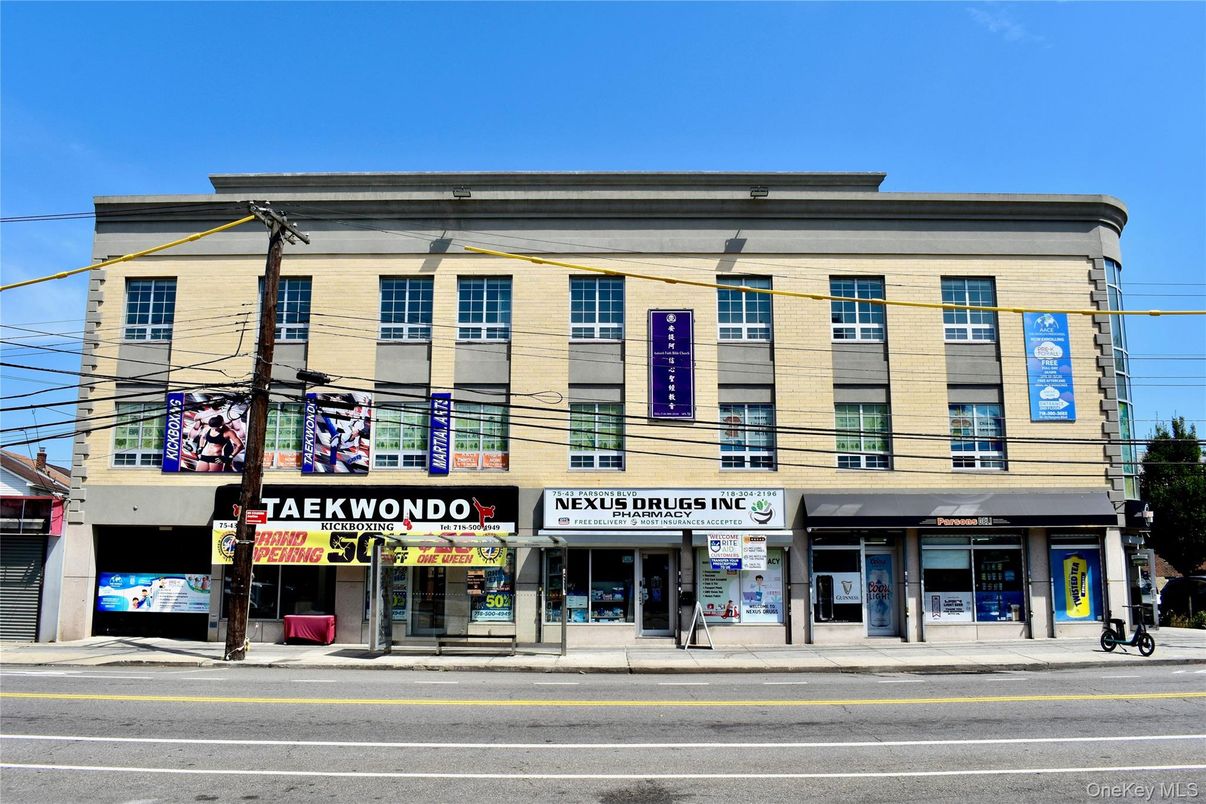 Exterior, Facade, Rowhouse