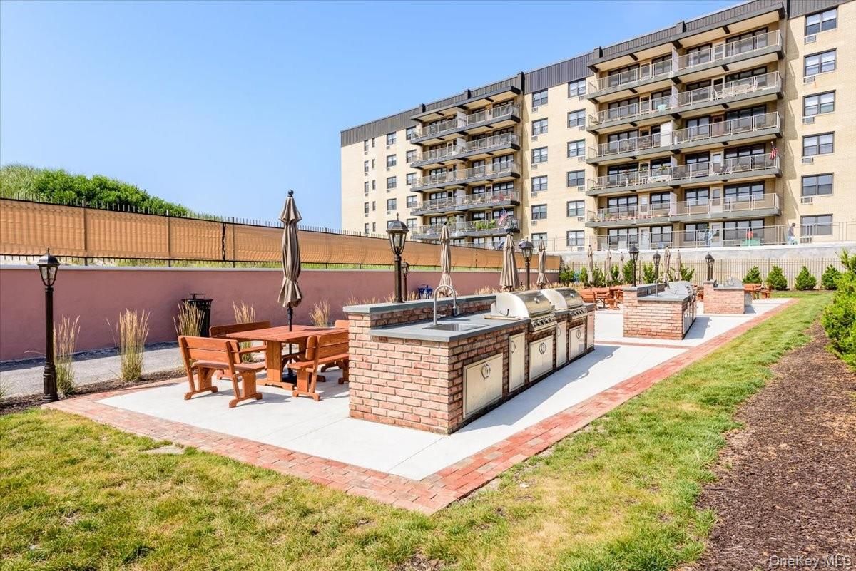 Backyard, Exterior, Outdoor Kitchen