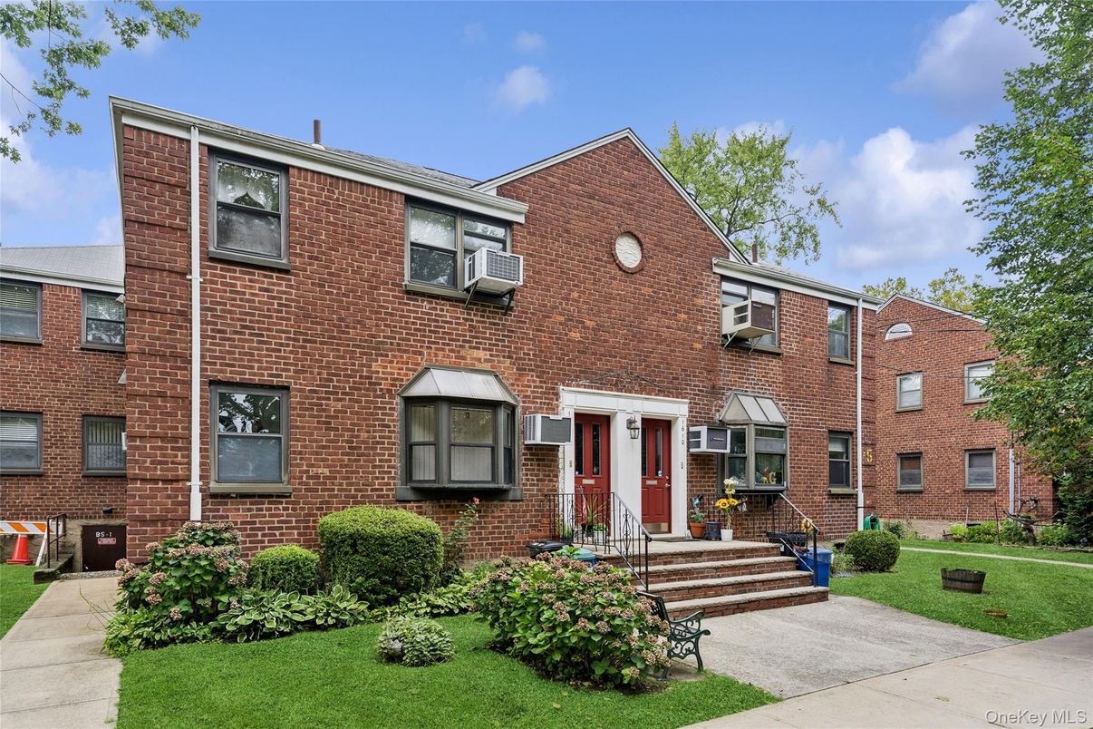 Exterior, Facade, Brick Facade, Rowhouse