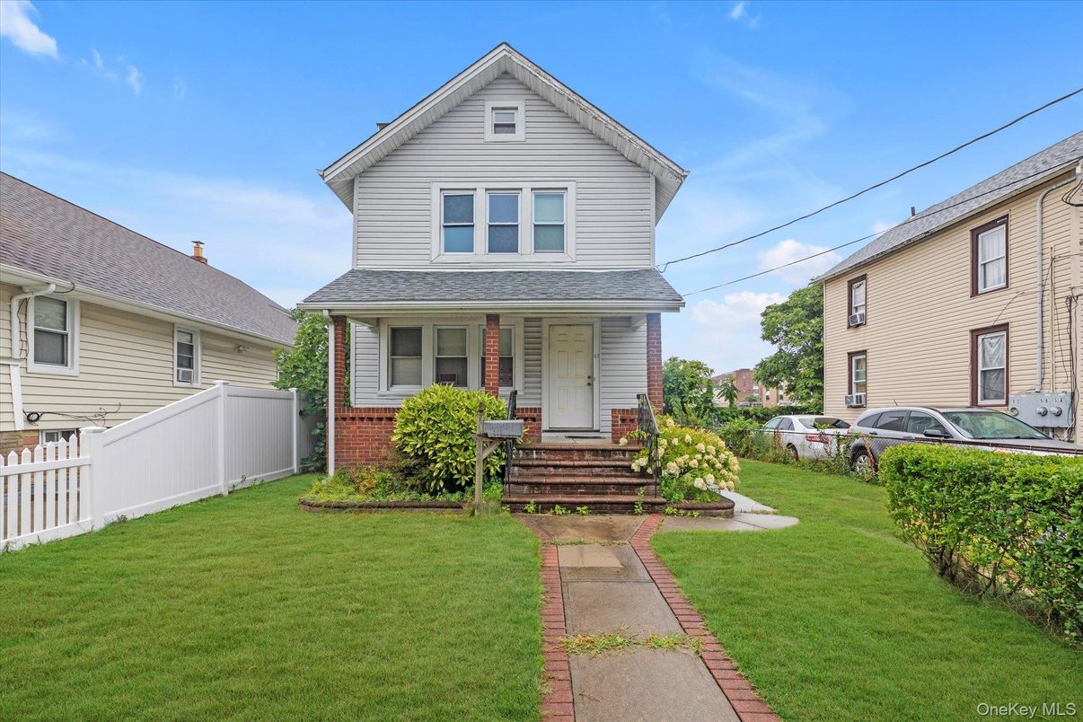 Exterior, Facade, Queen Anne Victorian