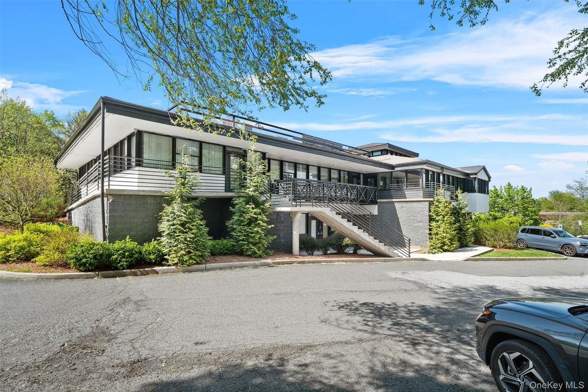 Exterior, Facade, Modern