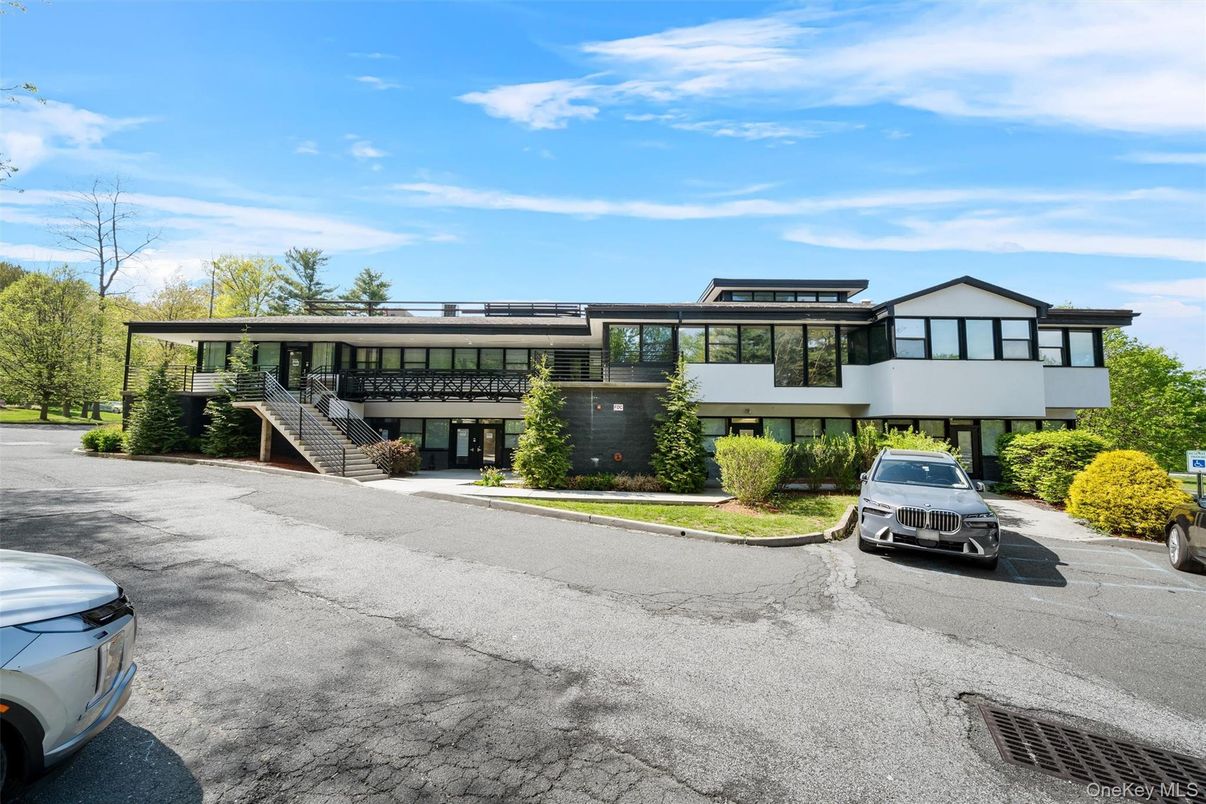 Exterior, Facade, Modern