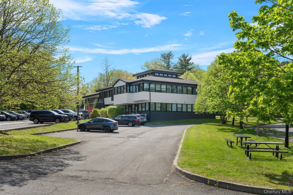 Exterior, Facade, Modern