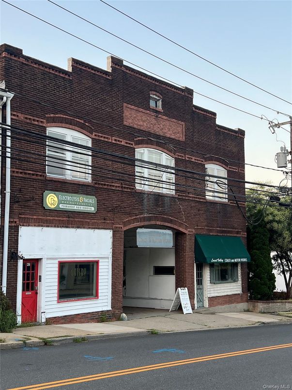 Exterior, Facade, Rowhouse