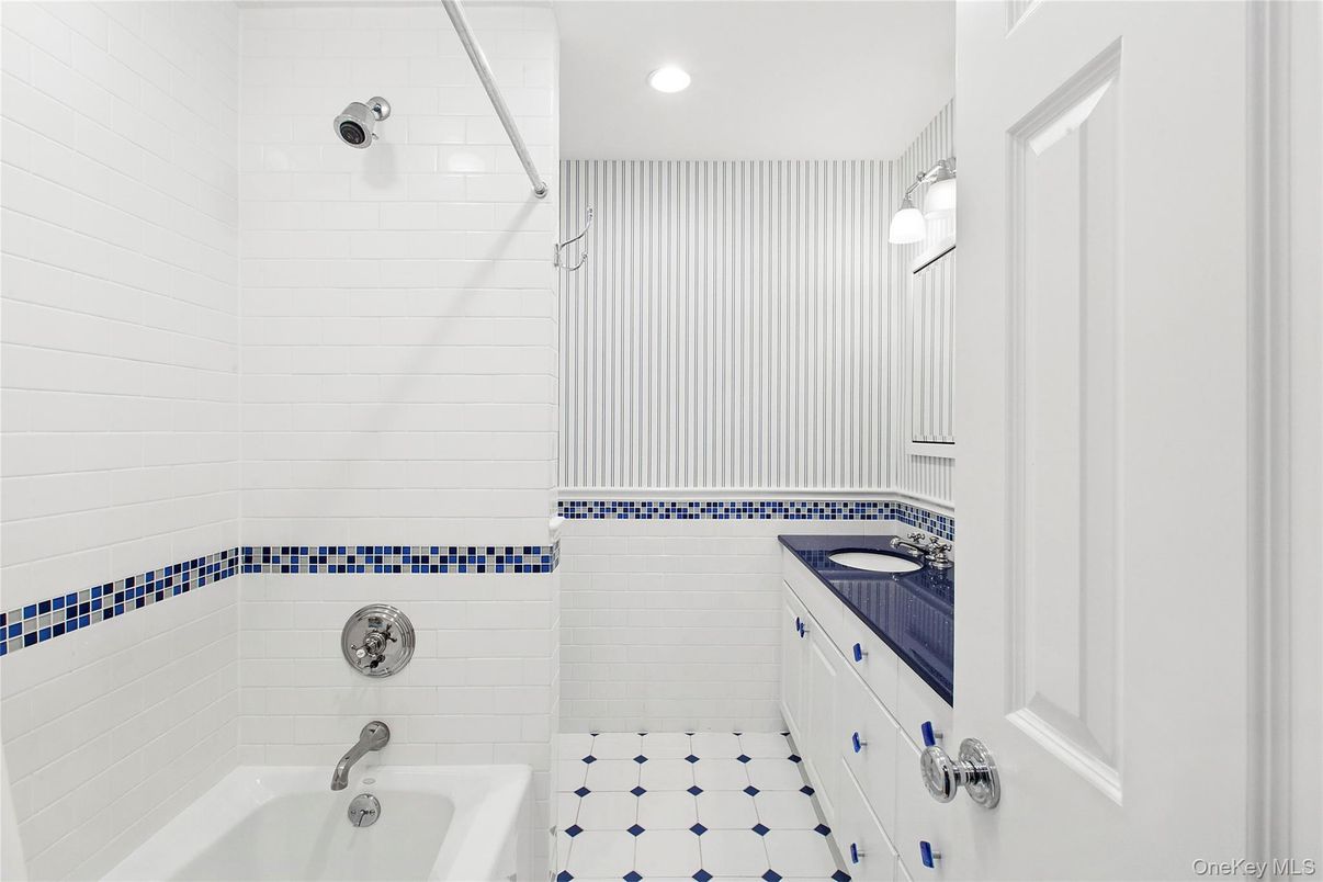 Bathroom, Interior, Pendant Lights, Recessed Lighting