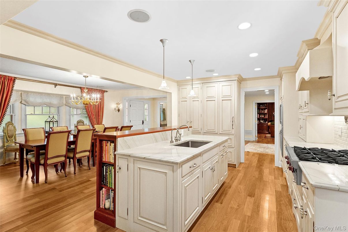 Chandelier, Dining room, Interior, Kitchen, Pendant Lights, Recessed Lighting, Wood Texture Flooring