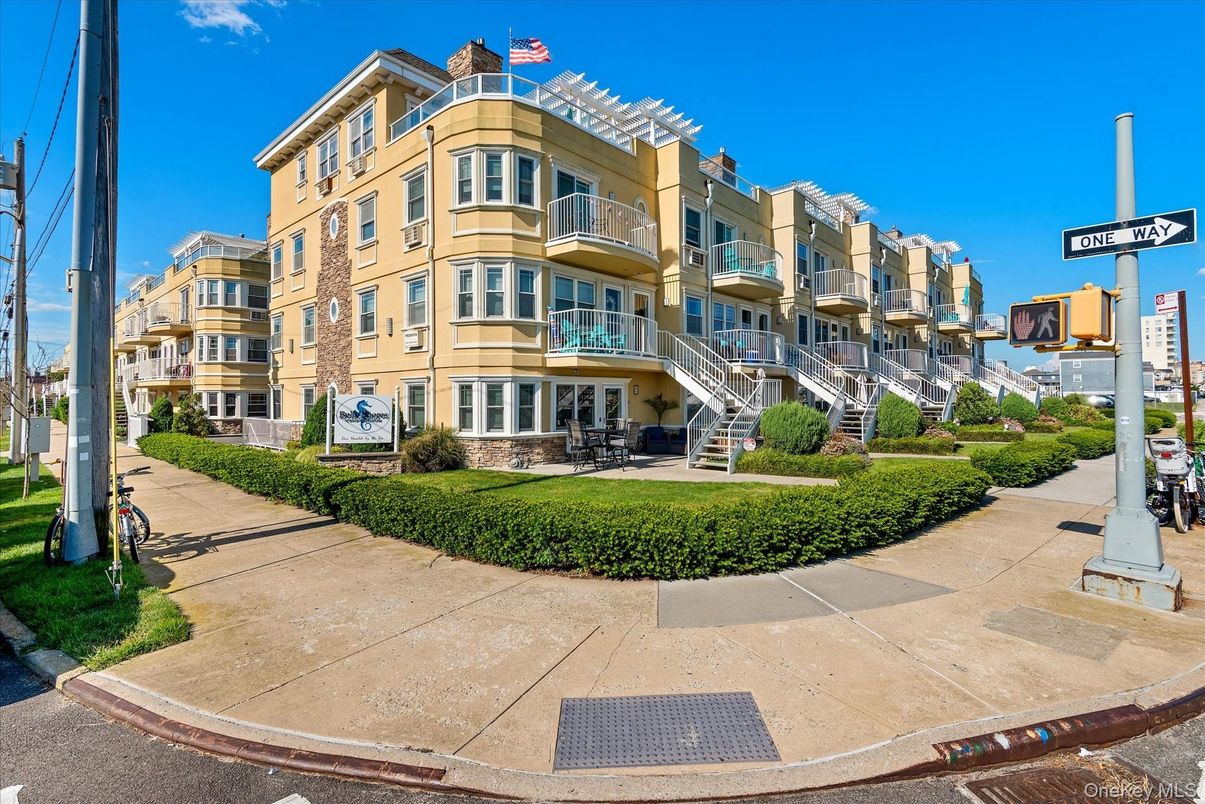 Exterior, Facade, Queen Anne Victorian