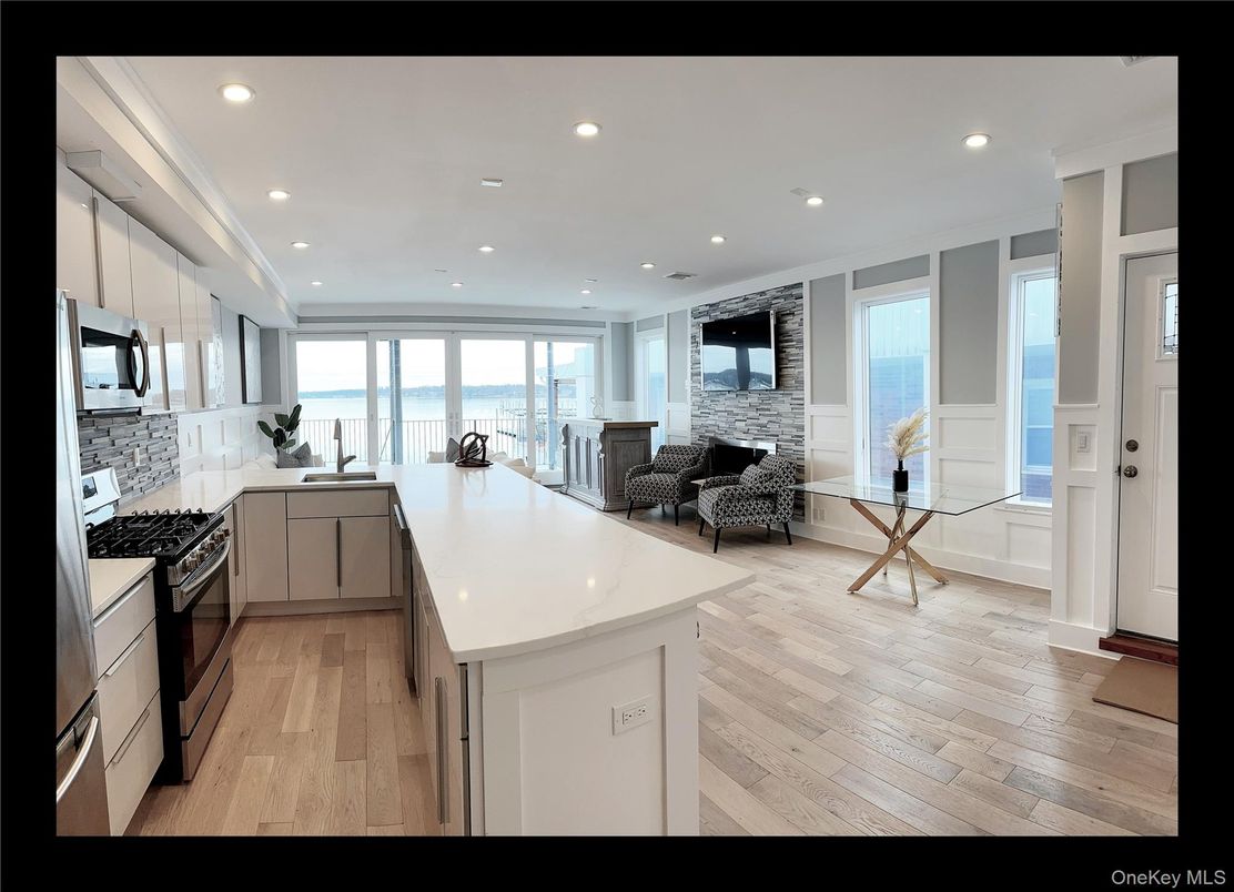 Interior, Kitchen, Recessed Lighting, Water, Wood Texture Flooring