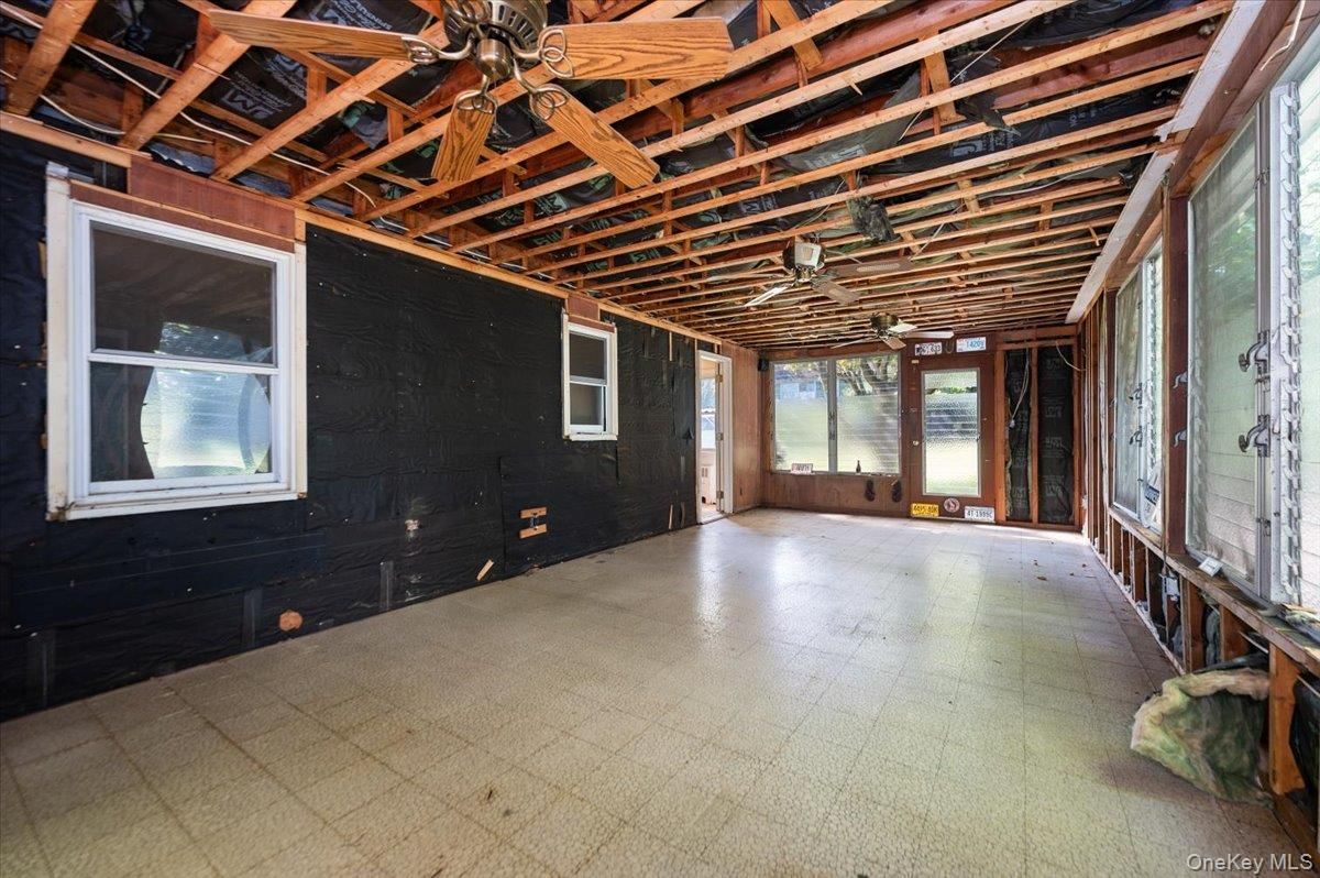 Empty room, Interior, Wooden Beams
