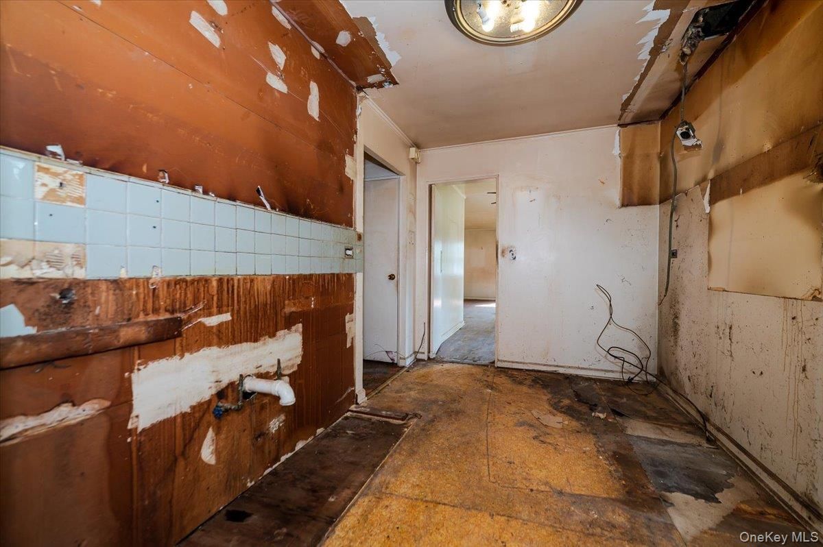 Empty room, Interior