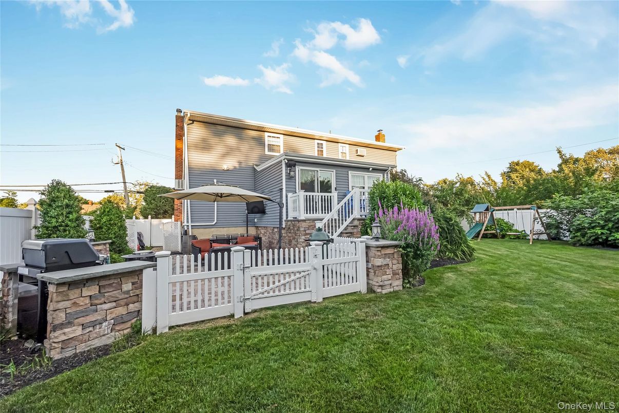 Backyard, Exterior, Outdoor Kitchen