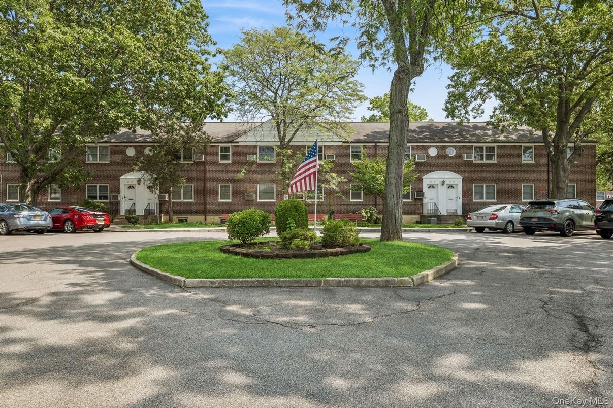 Exterior, Facade, Brick Facade, Georgian