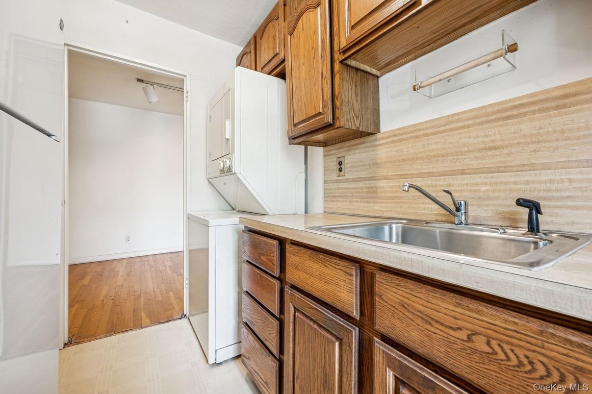 Interior, Kitchen, Washer, Wood Texture Flooring