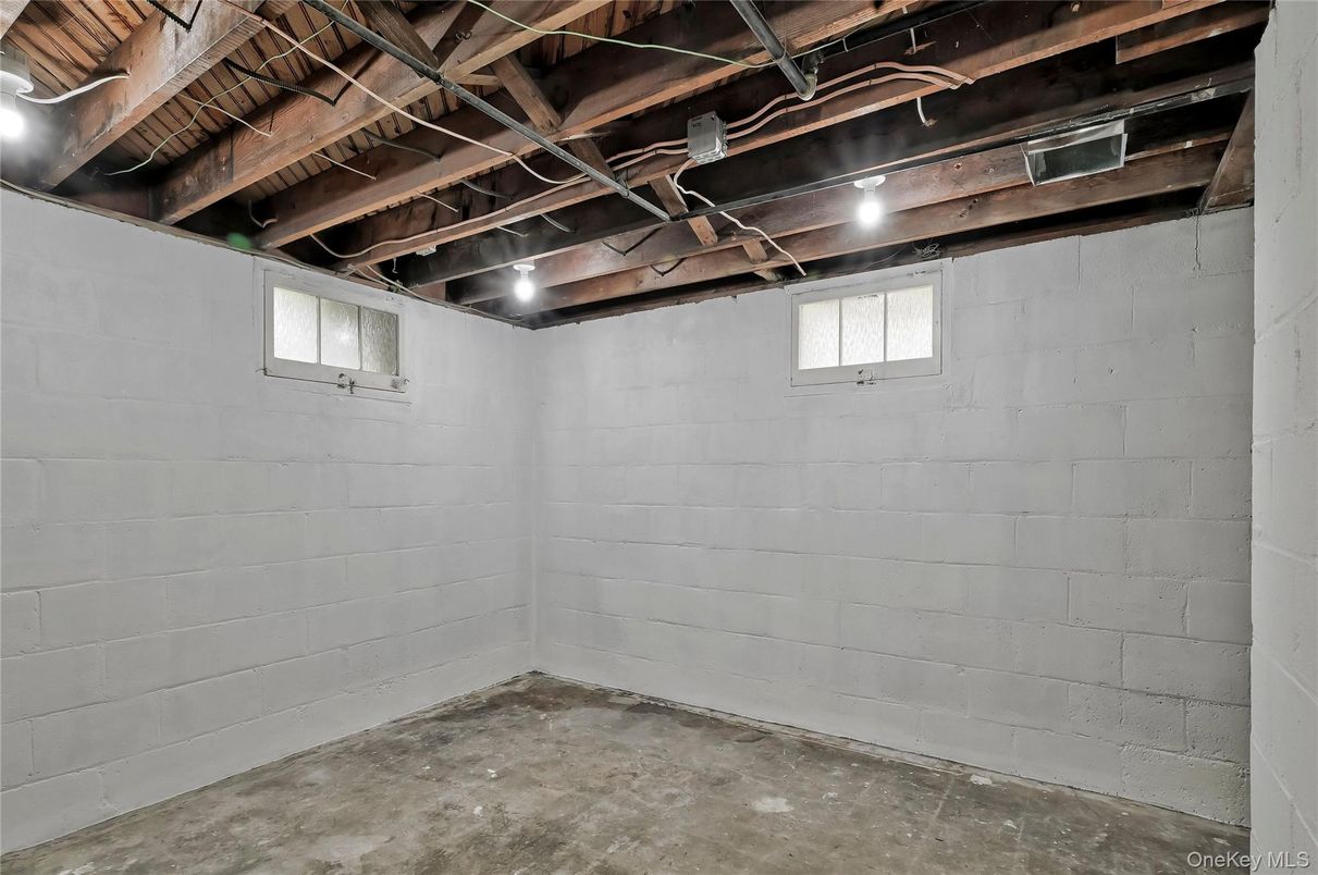 Empty room, Interior, Wooden Beams