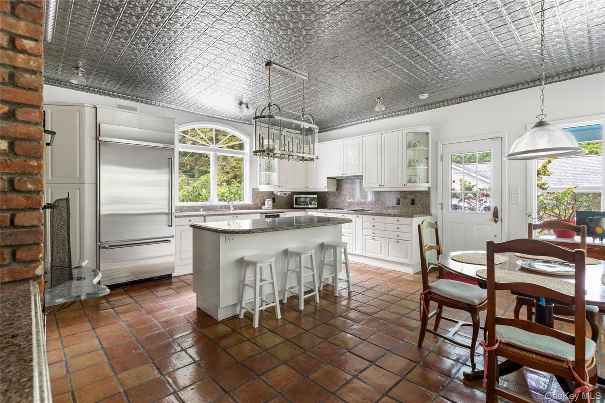 Dining room, Interior, Kitchen, Pendant Lights, Stainless Steel Appliances
