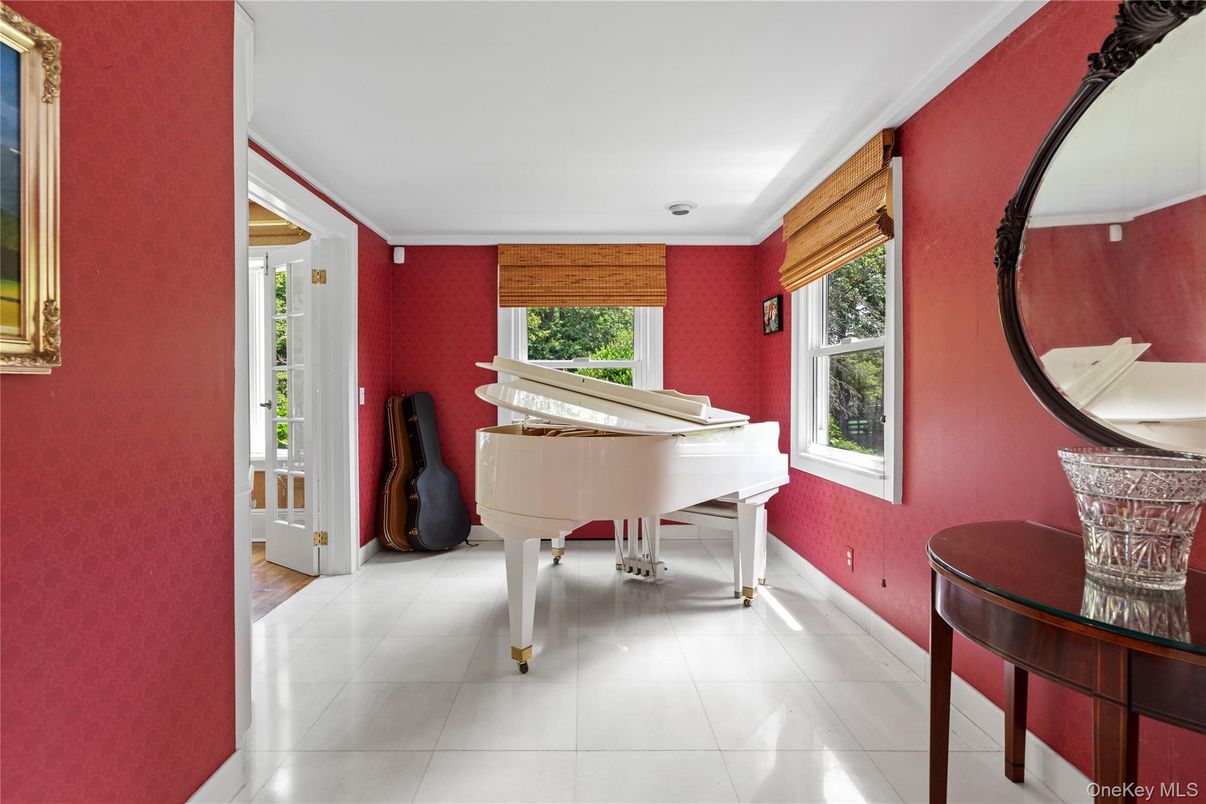 Interior, Piano