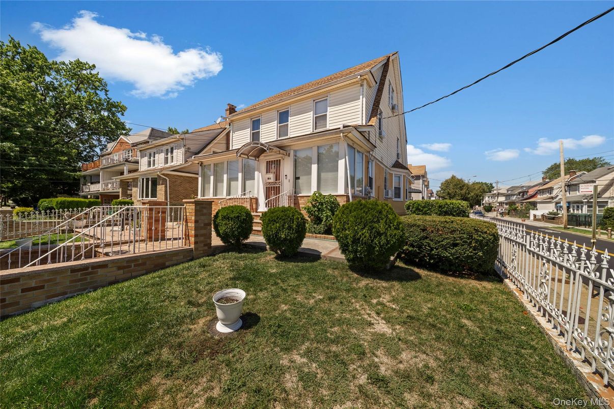 Backyard, Exterior, Facade, Queen Anne Victorian