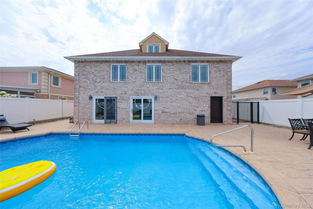 Exterior, Playground, Pool
