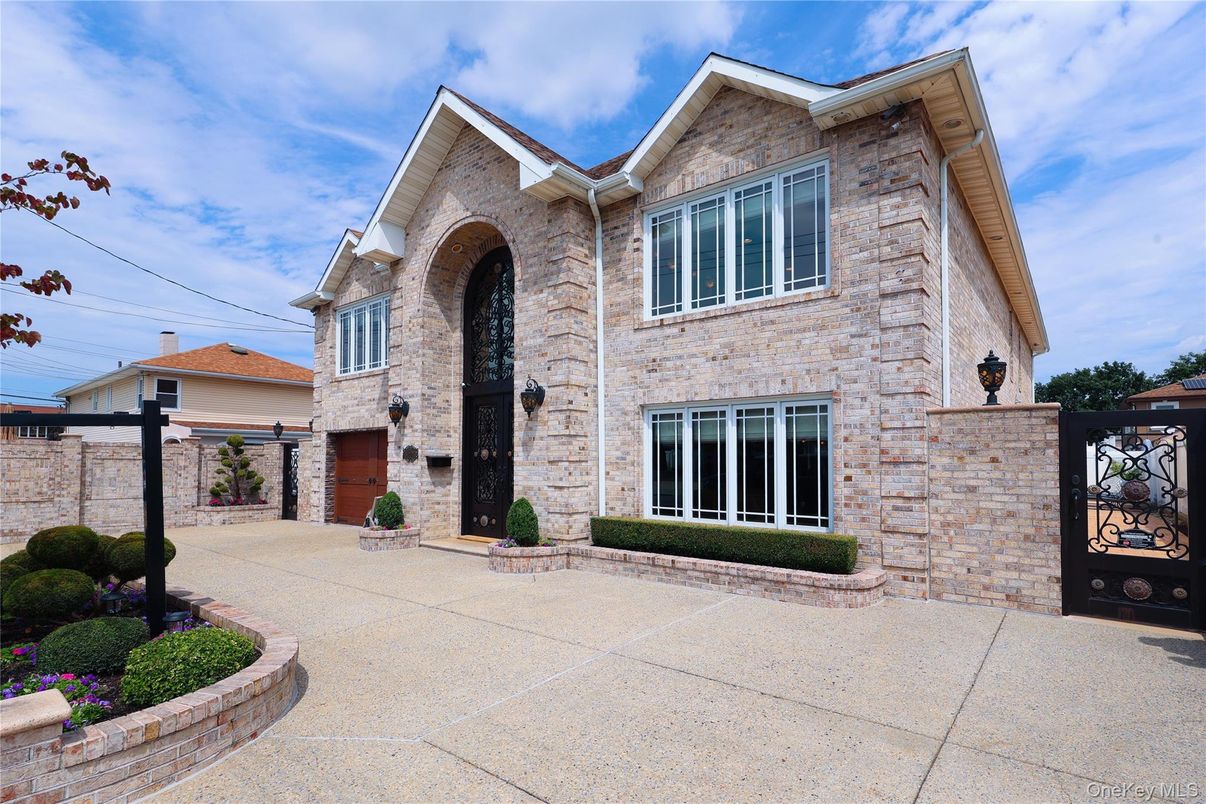 Attached, Exterior, Facade, Brick Traditional