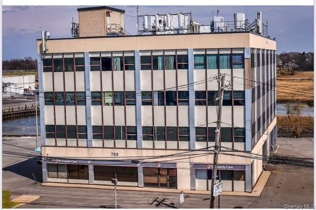Exterior, Facade, Modern