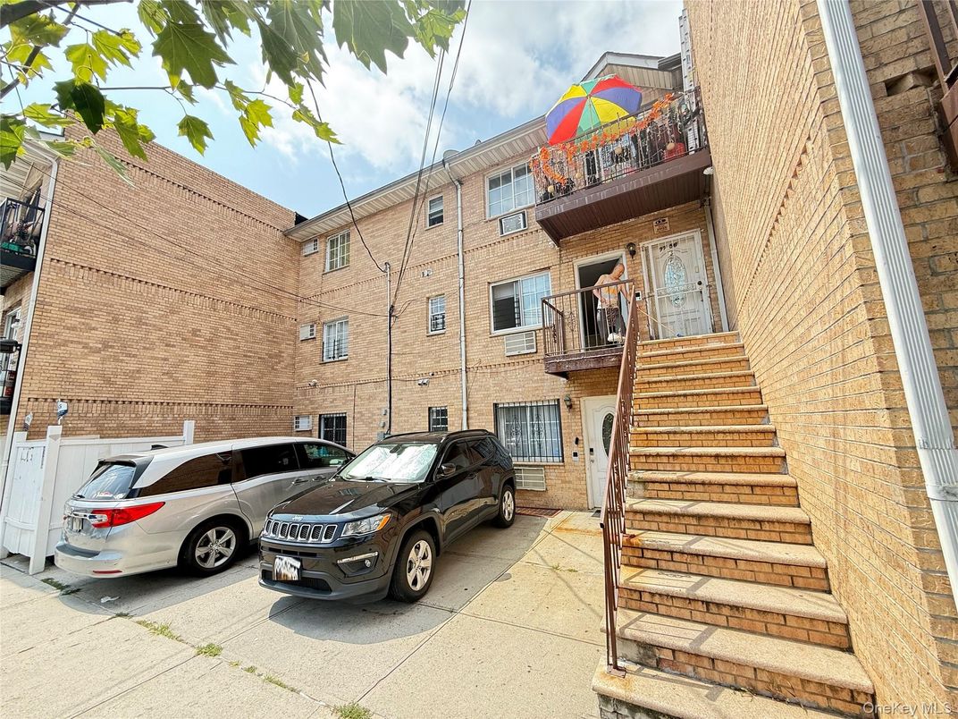 Exterior, Facade, Brick Facade, Rowhouse