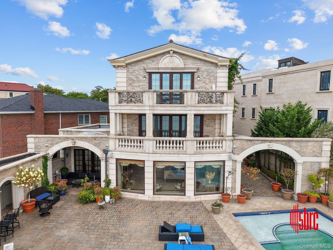 Exterior, Facade, Brownstone