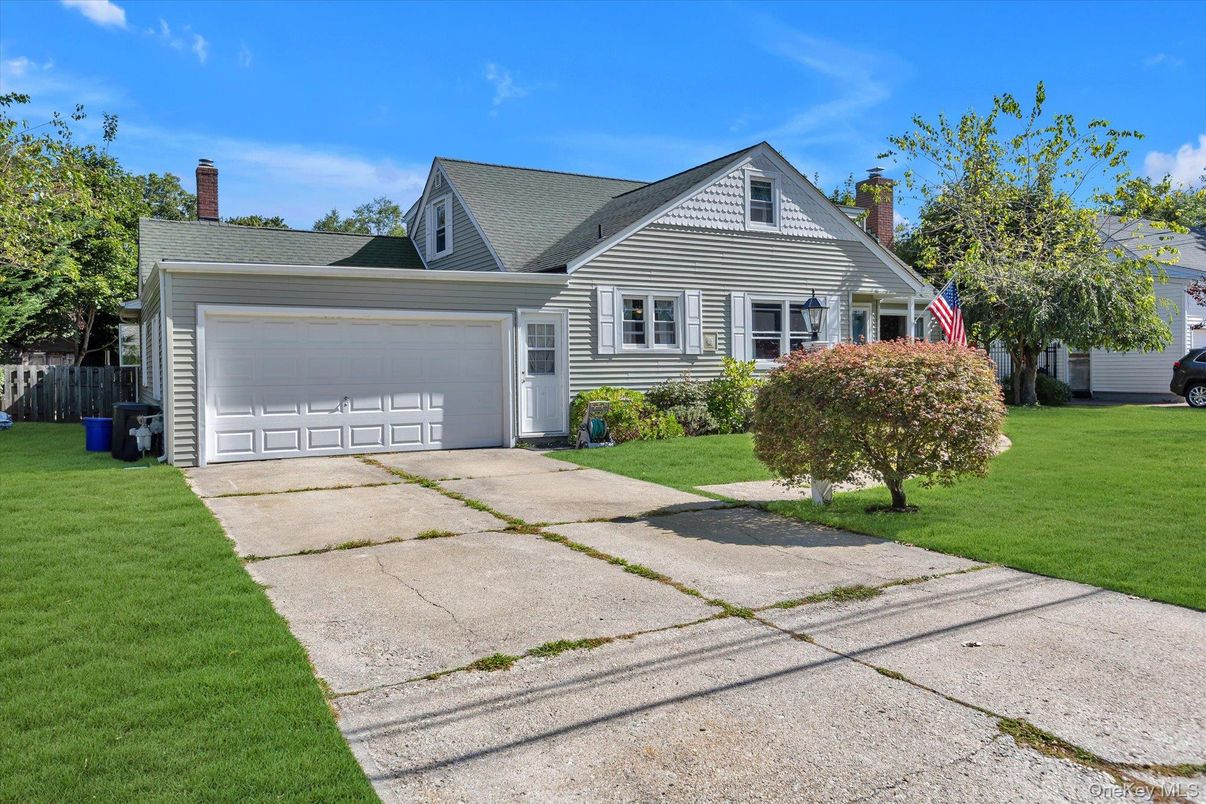 Attached, Exterior, Facade, Cape Cod