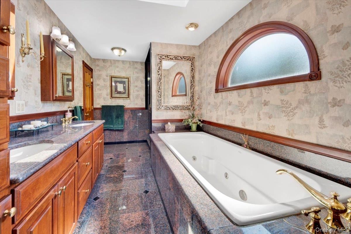 Bathroom, Dual Sink Vanities, Interior, Recessed Lighting