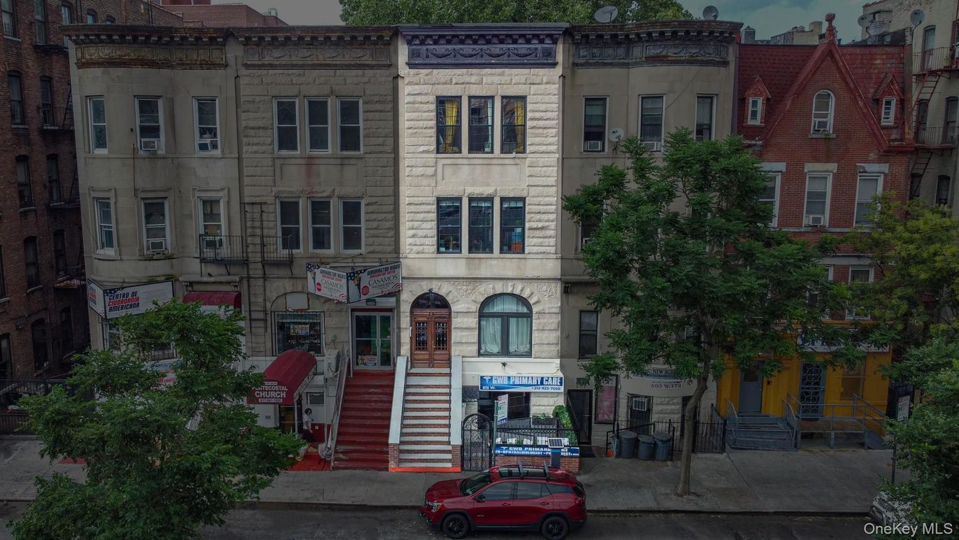 Exterior, Facade, Rowhouse