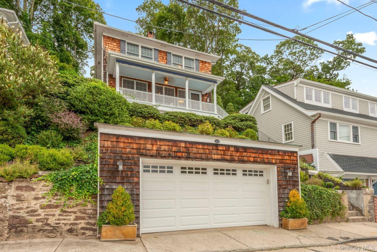 Attached, Exterior, Facade, Rowhouse