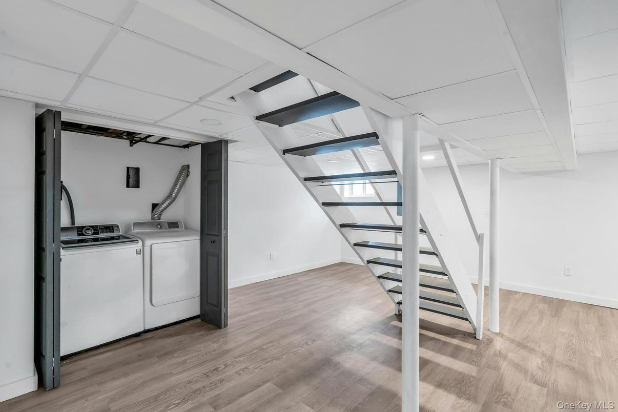 Interior, Utility Closets, Washer, Wood Texture Flooring
