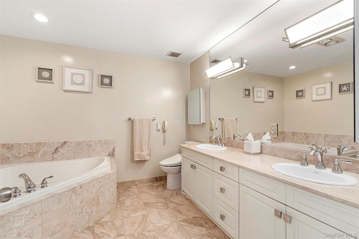 Bathroom, Dual Sink Vanities, Interior, Recessed Lighting