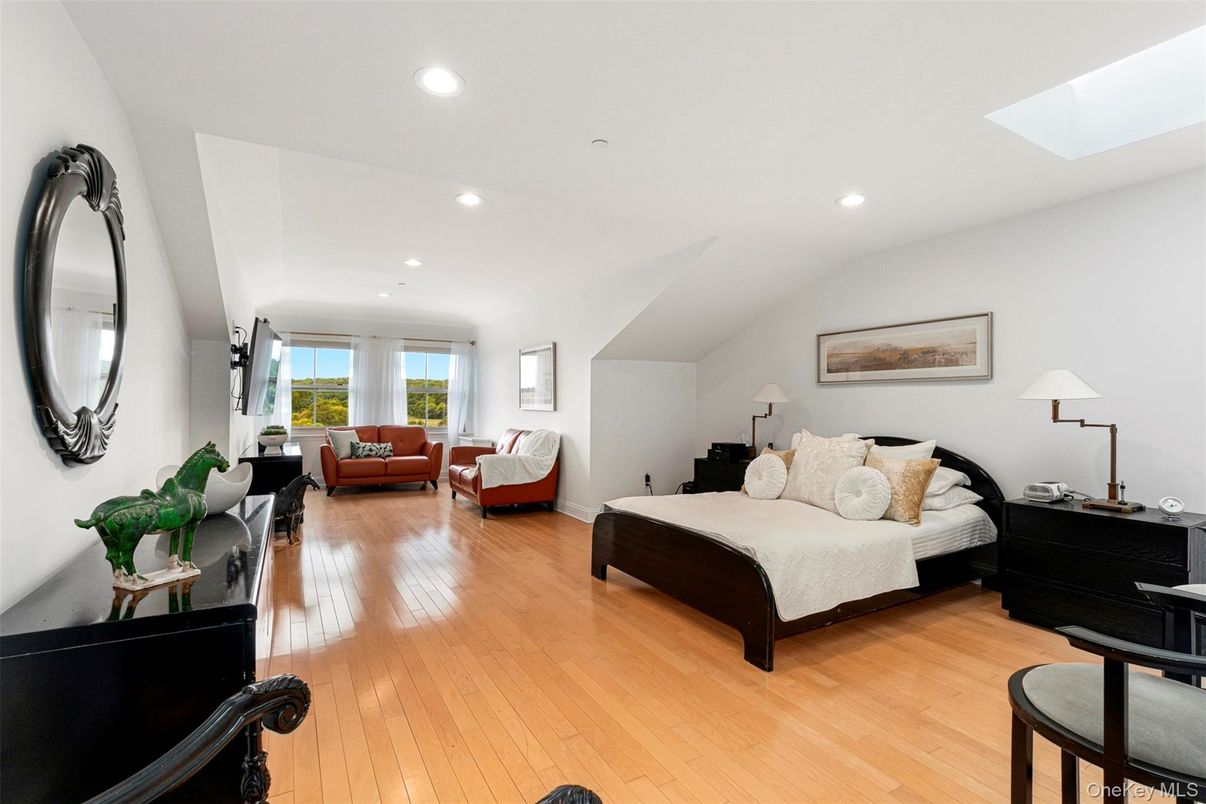 Bedroom, Interior, Living room, Recessed Lighting, Wood Texture Flooring
