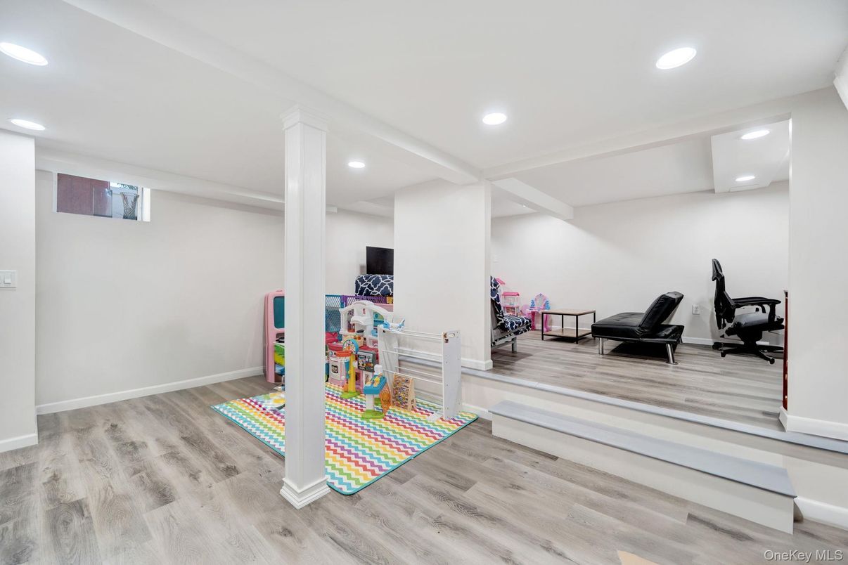 Fitness Equipment, Interior, Recessed Lighting, Wood Texture Flooring