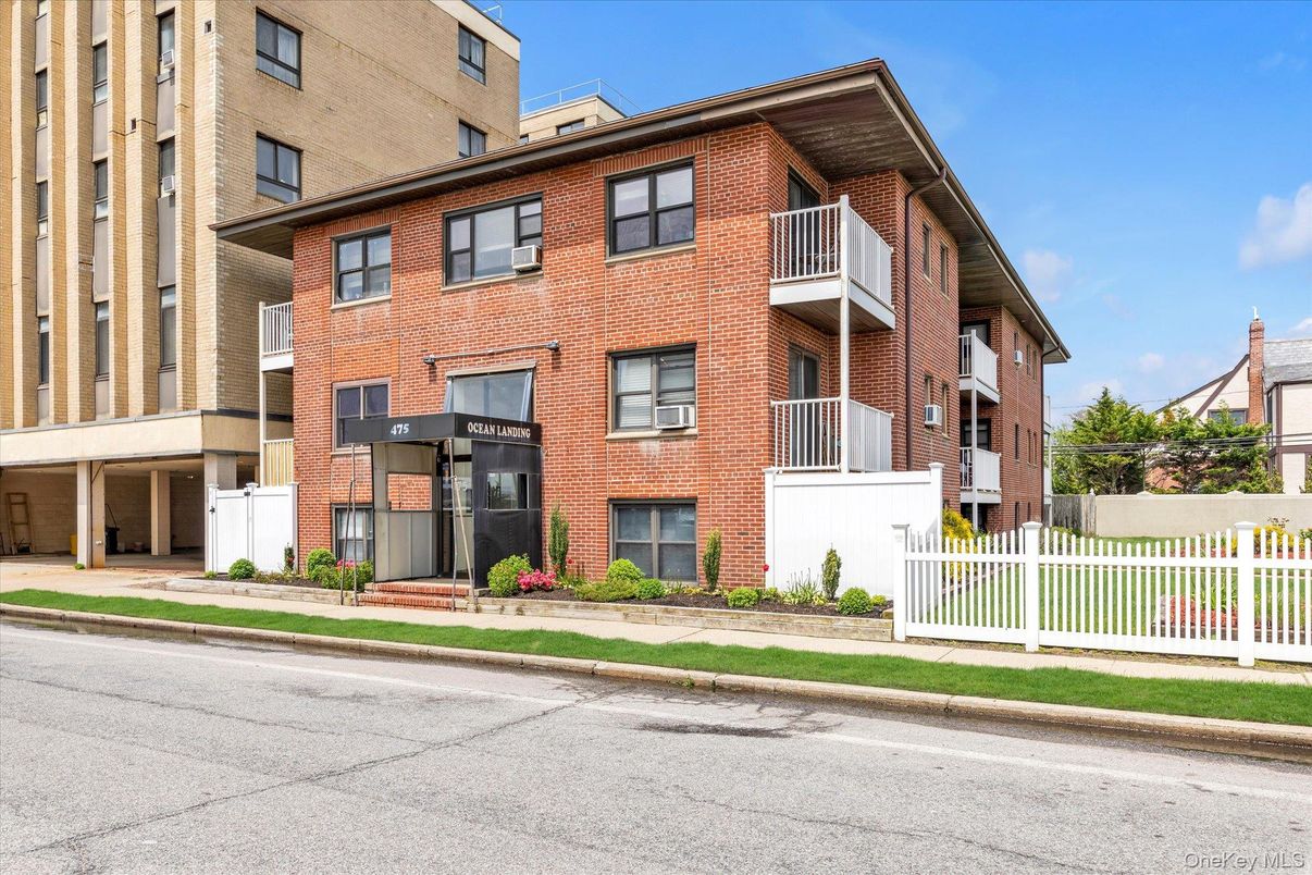 Exterior, Facade, Brick Facade, Rowhouse