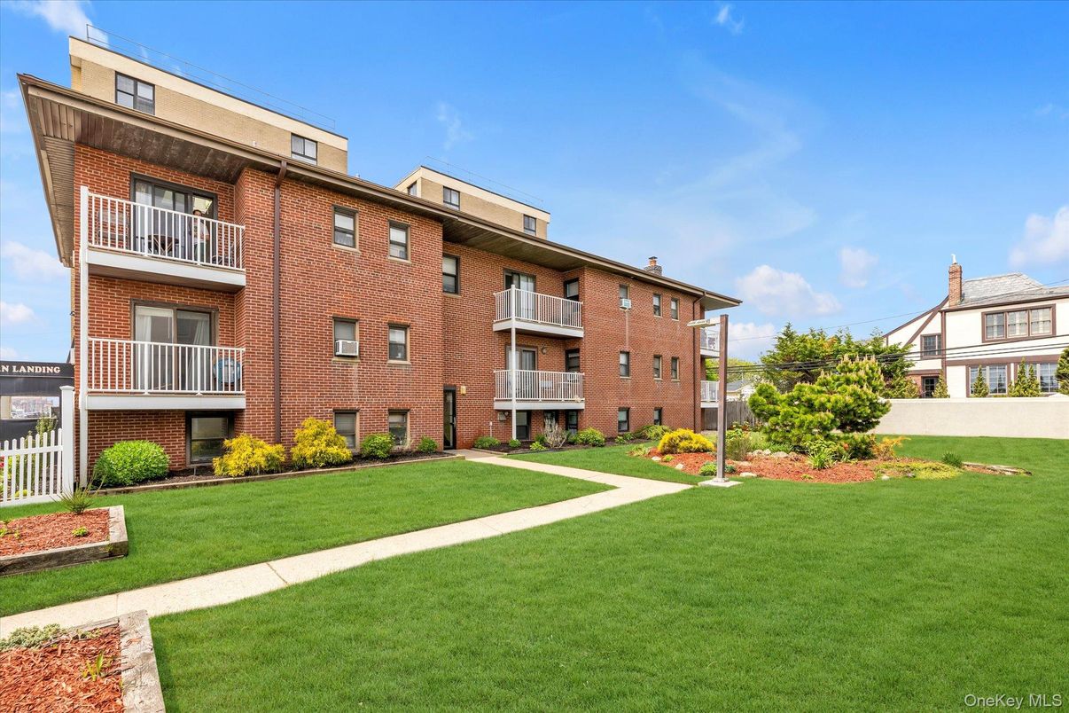 Backyard, Exterior, Facade, Brick Facade, Rowhouse