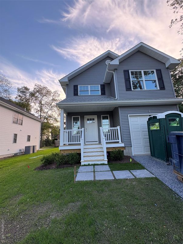Attached, Exterior, Facade, American Craftsman