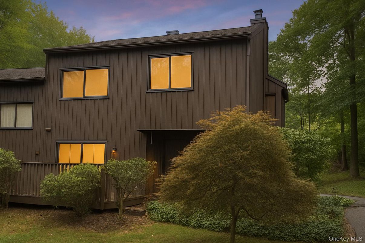 Exterior, Facade, Modern