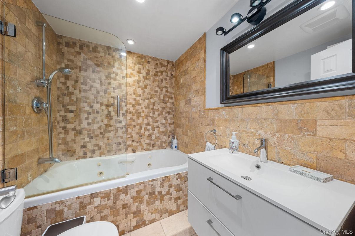 Bathroom, Interior, Recessed Lighting