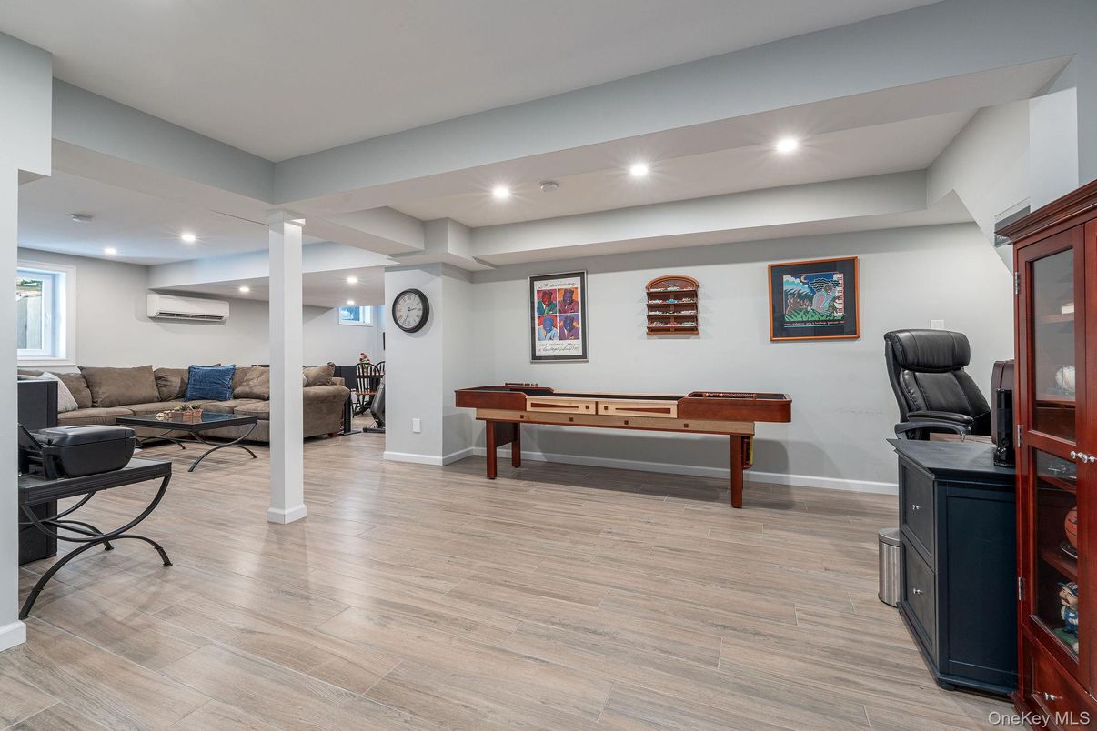 Billiard Table, Game Room, Interior, Living room, Recessed Lighting, Wood Texture Flooring