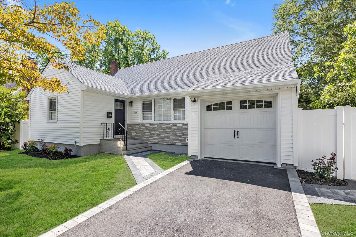 Attached, Exterior, Facade, Cape Cod