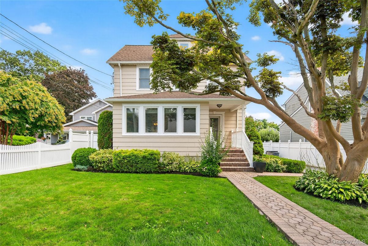 Backyard, Exterior, Facade, American Foursquare