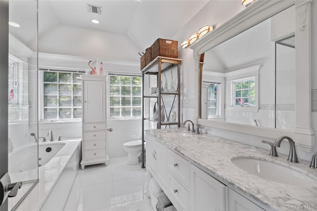 Bathroom, Dual Sink Vanities, Interior, Recessed Lighting