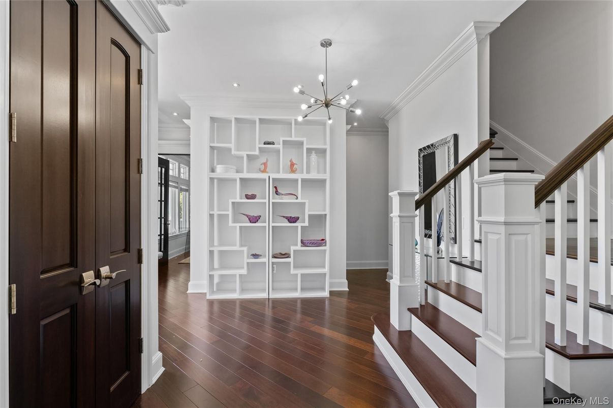 Interior, Pendant Lights, Recessed Lighting, Walk-in Closets, Wood Texture Flooring