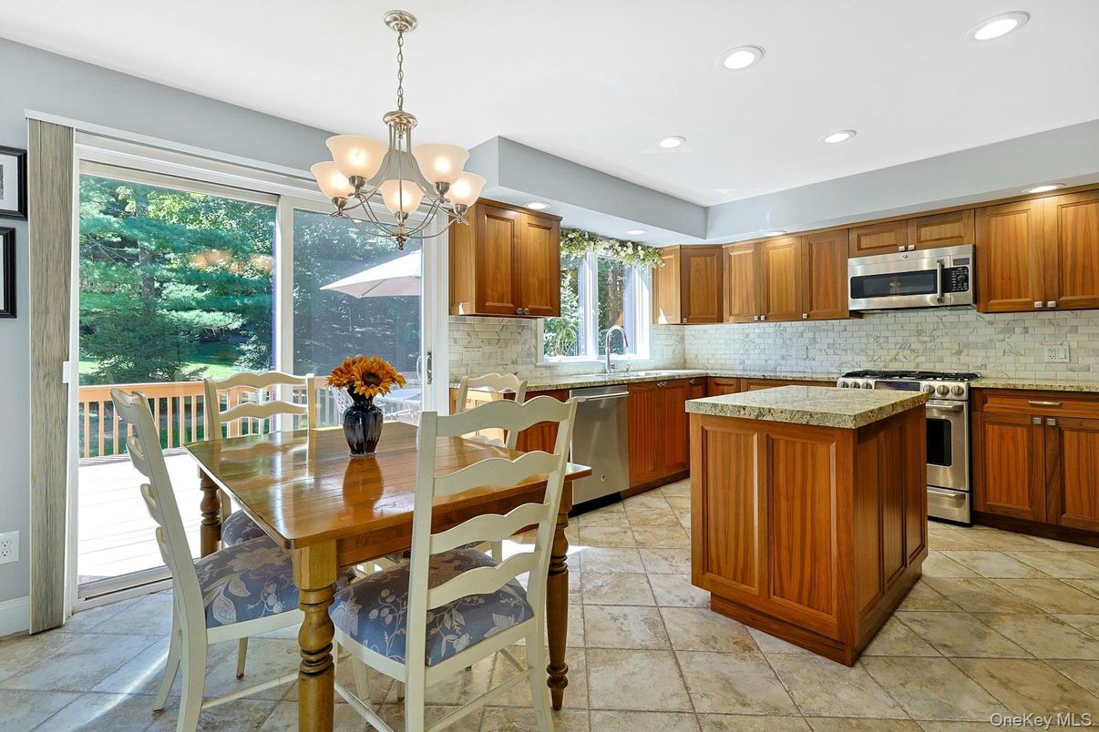 Dining room, Interior, Kitchen, Recessed Lighting, Stainless Steel Appliances