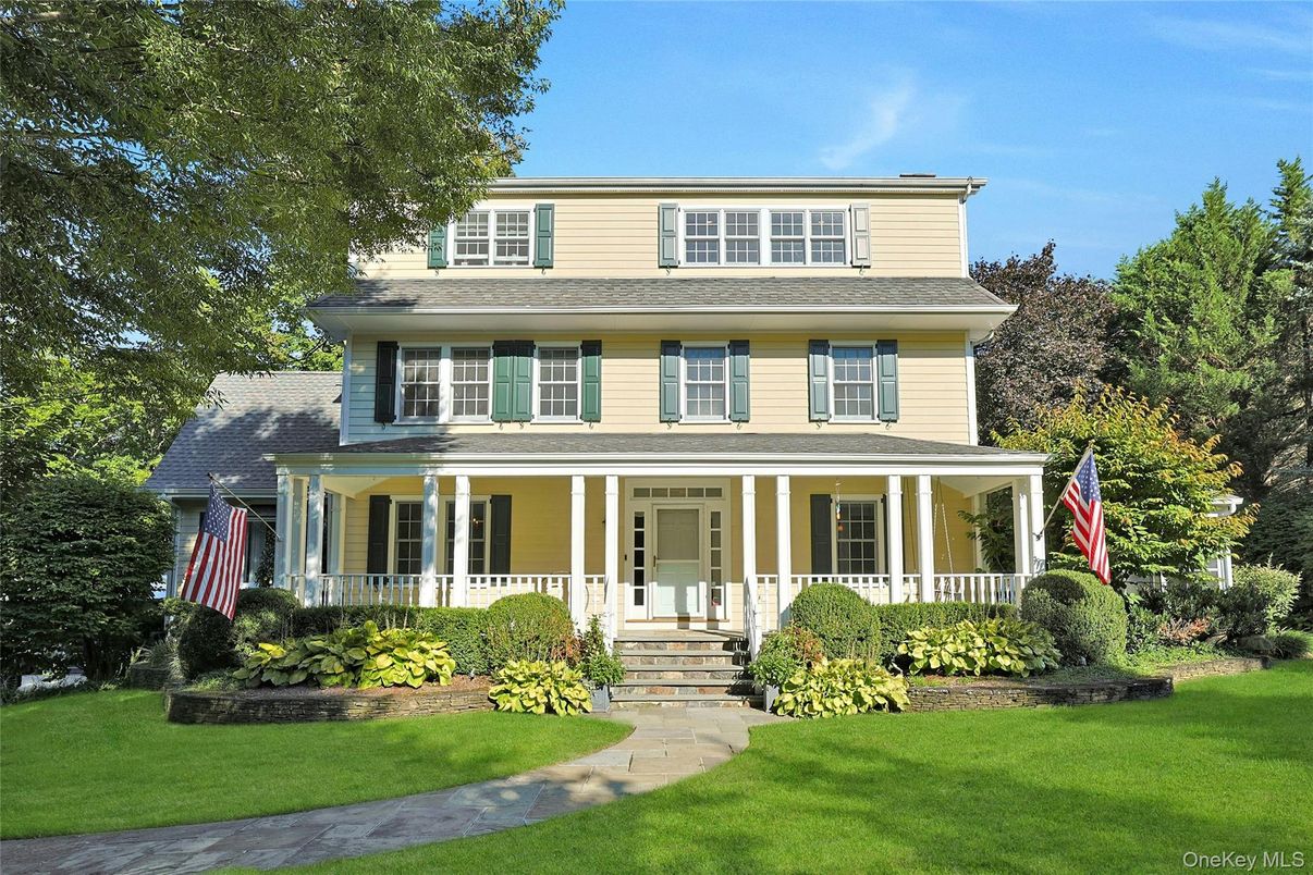 Exterior, Facade, American Foursquare