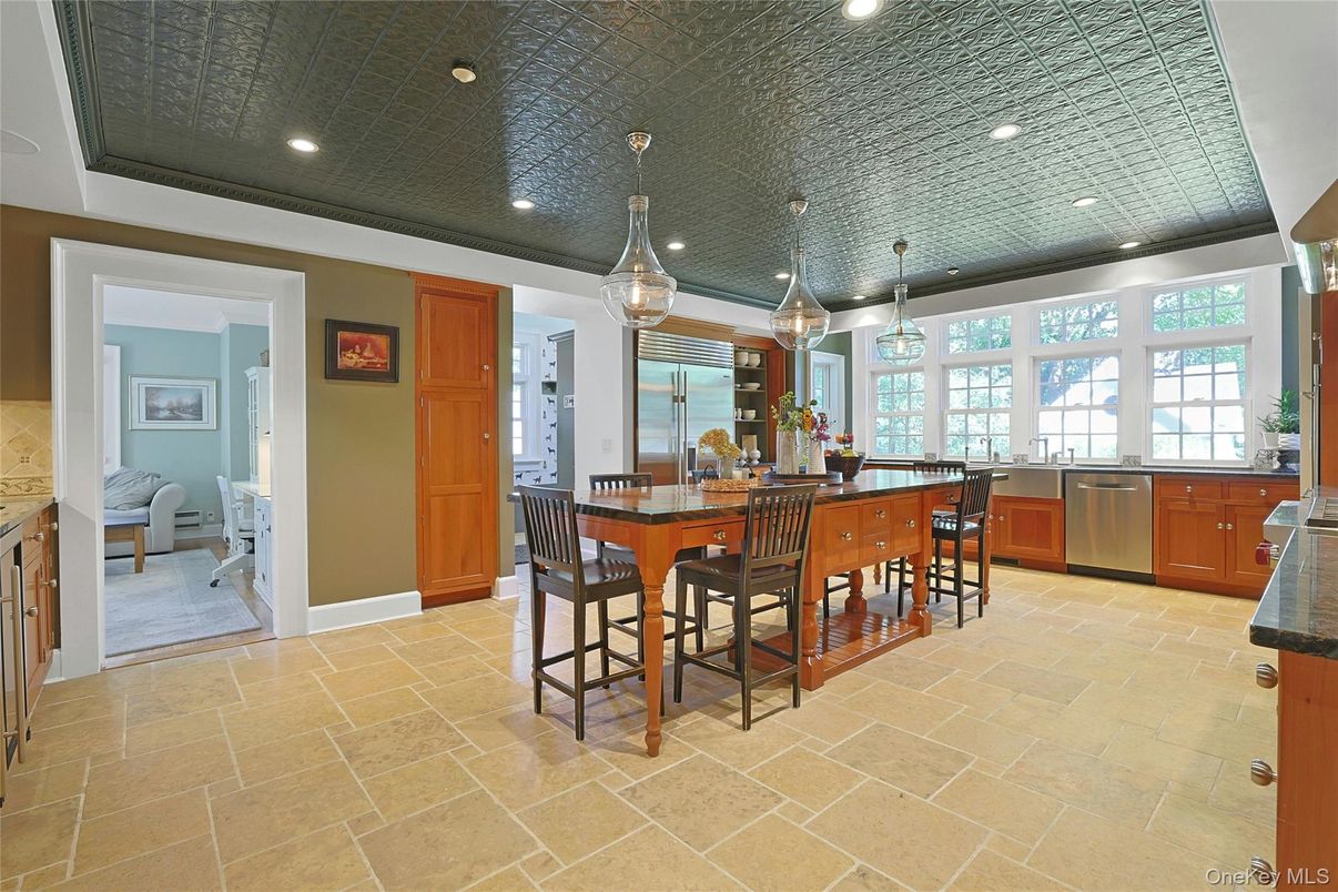 Dining room, Interior, Kitchen, Pendant Lights, Recessed Lighting, Stainless Steel Appliances