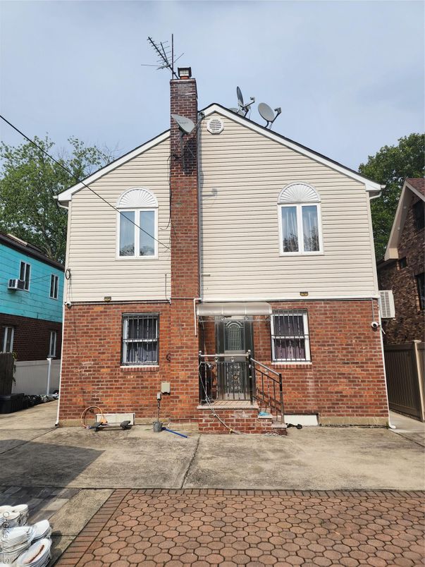 Exterior, Facade, Brick Facade, Split Level