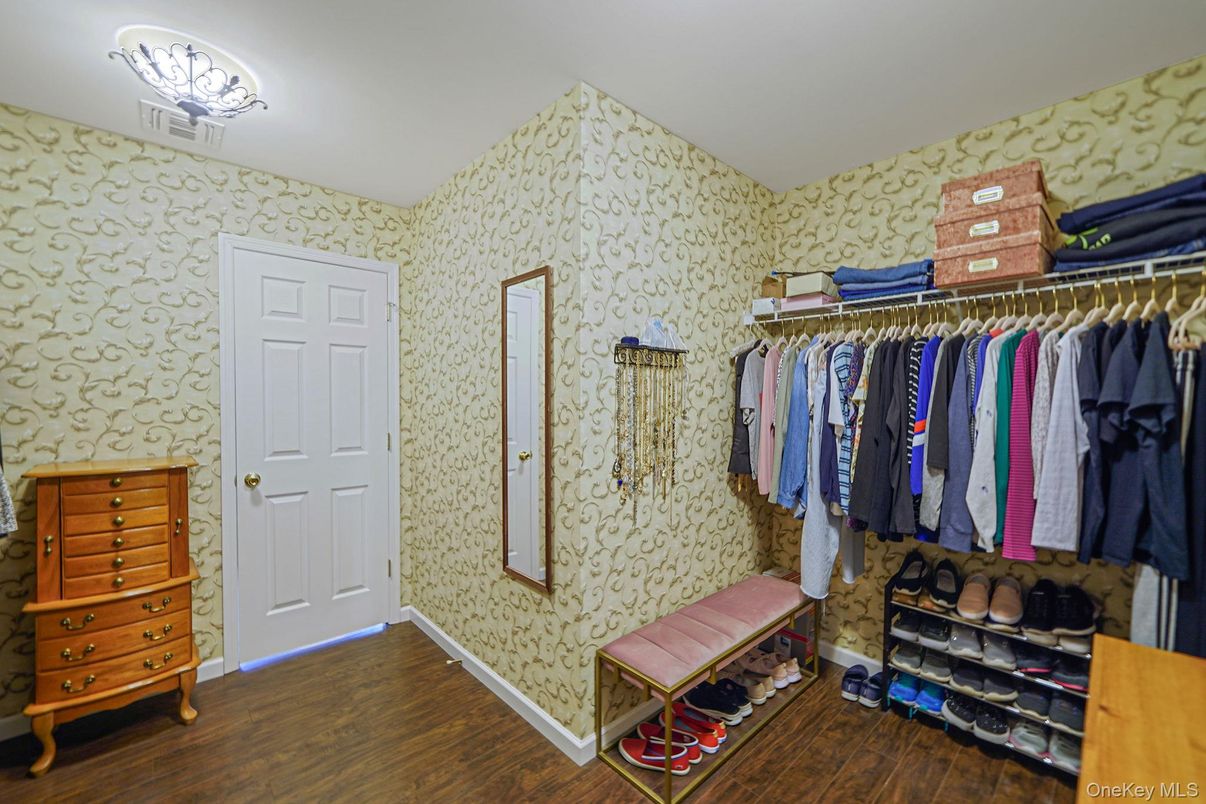 Interior, Walk-in Closets, Wood Texture Flooring